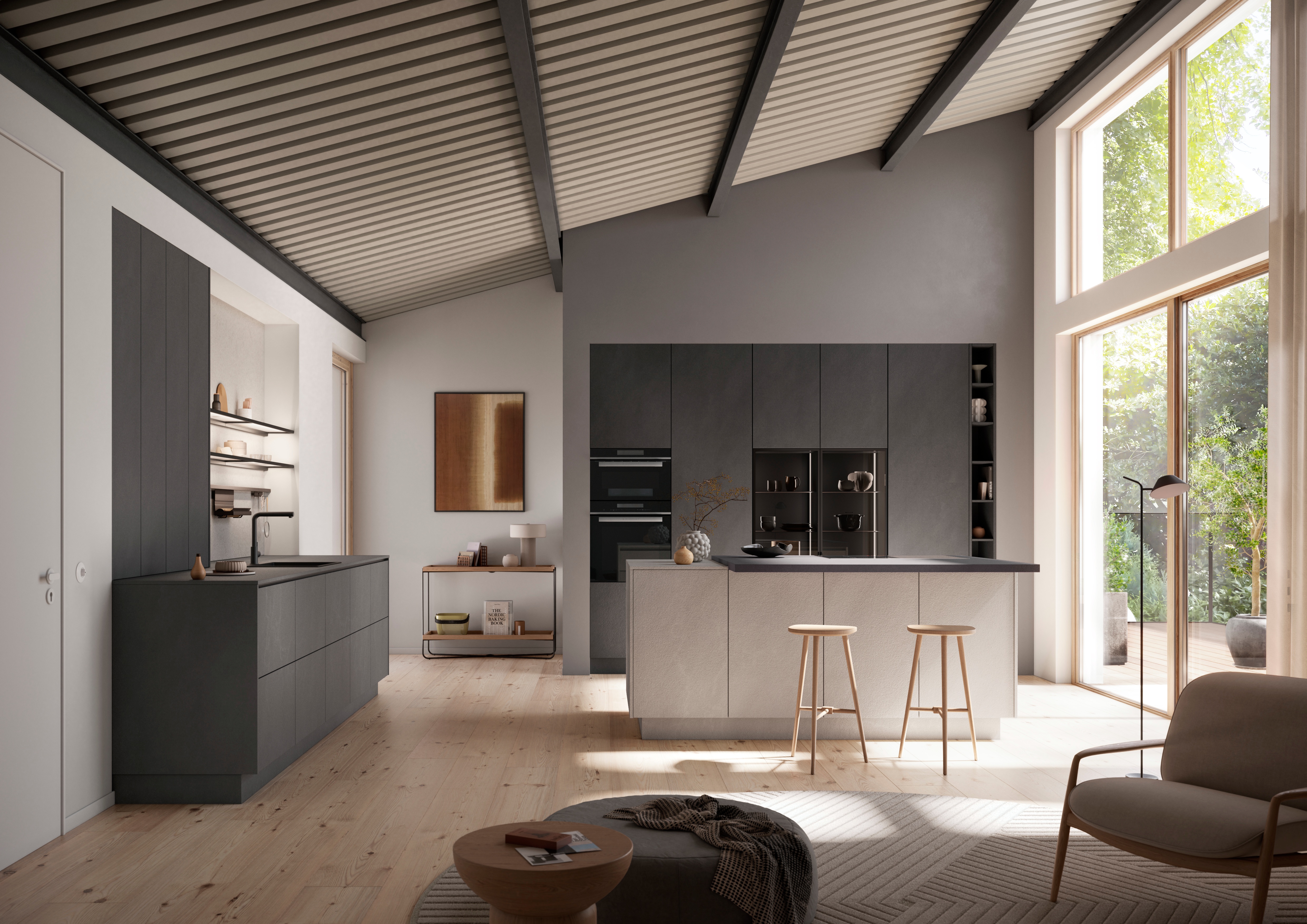 Moderne Küche mit dunklen Schränken, Holzboden und großen Fenstern mit Gartenblick.