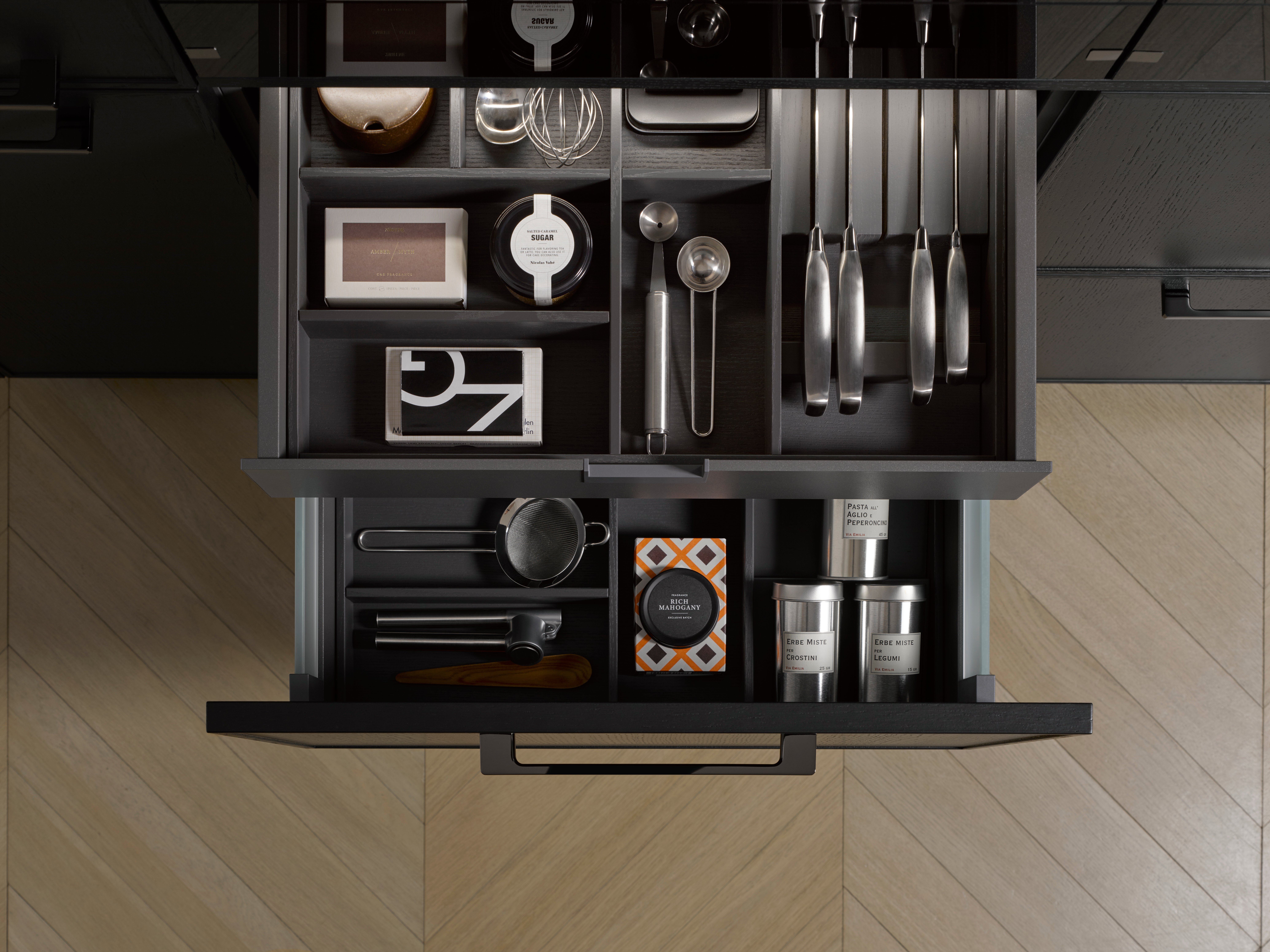 Geöffnete Schublade mit sauber sortiertem Besteck und Küchenutensilien.