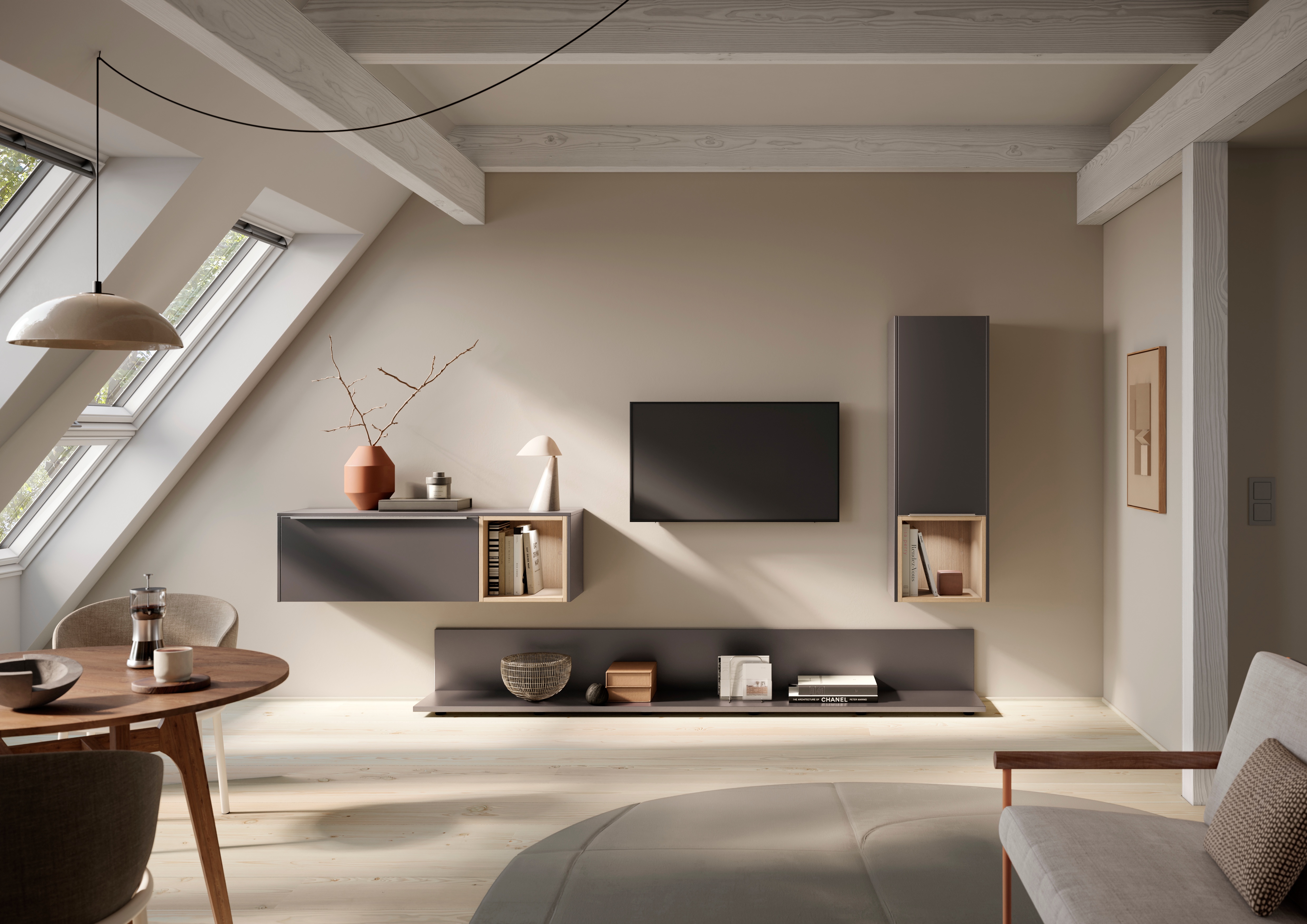 Modernes Wohnzimmer mit schlichten Möbeln und großen Dachfenstern, neutrale Farbtöne.