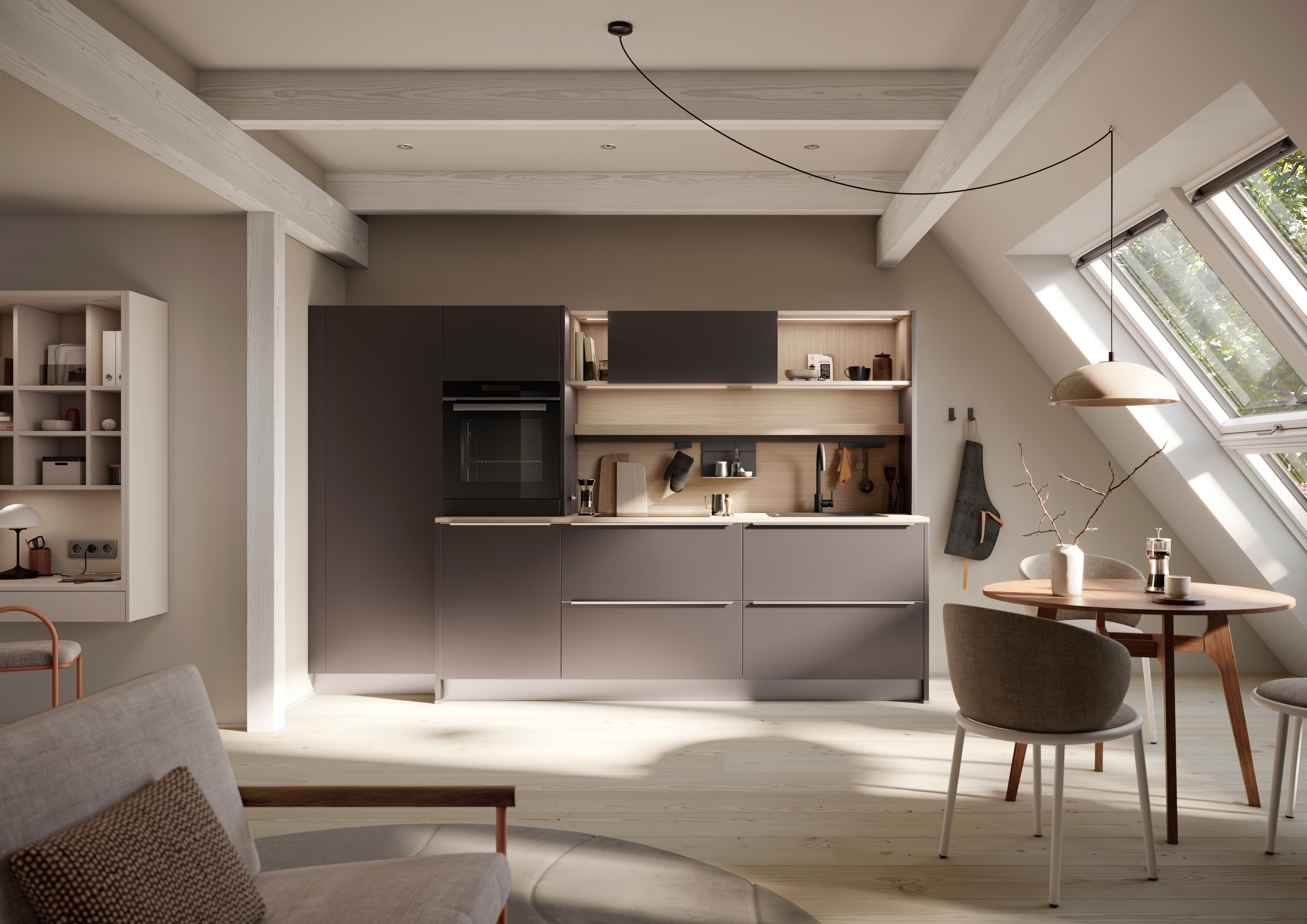 Moderne Küche mit dunklen Schränken, Esstisch und großen Dachfenstern.