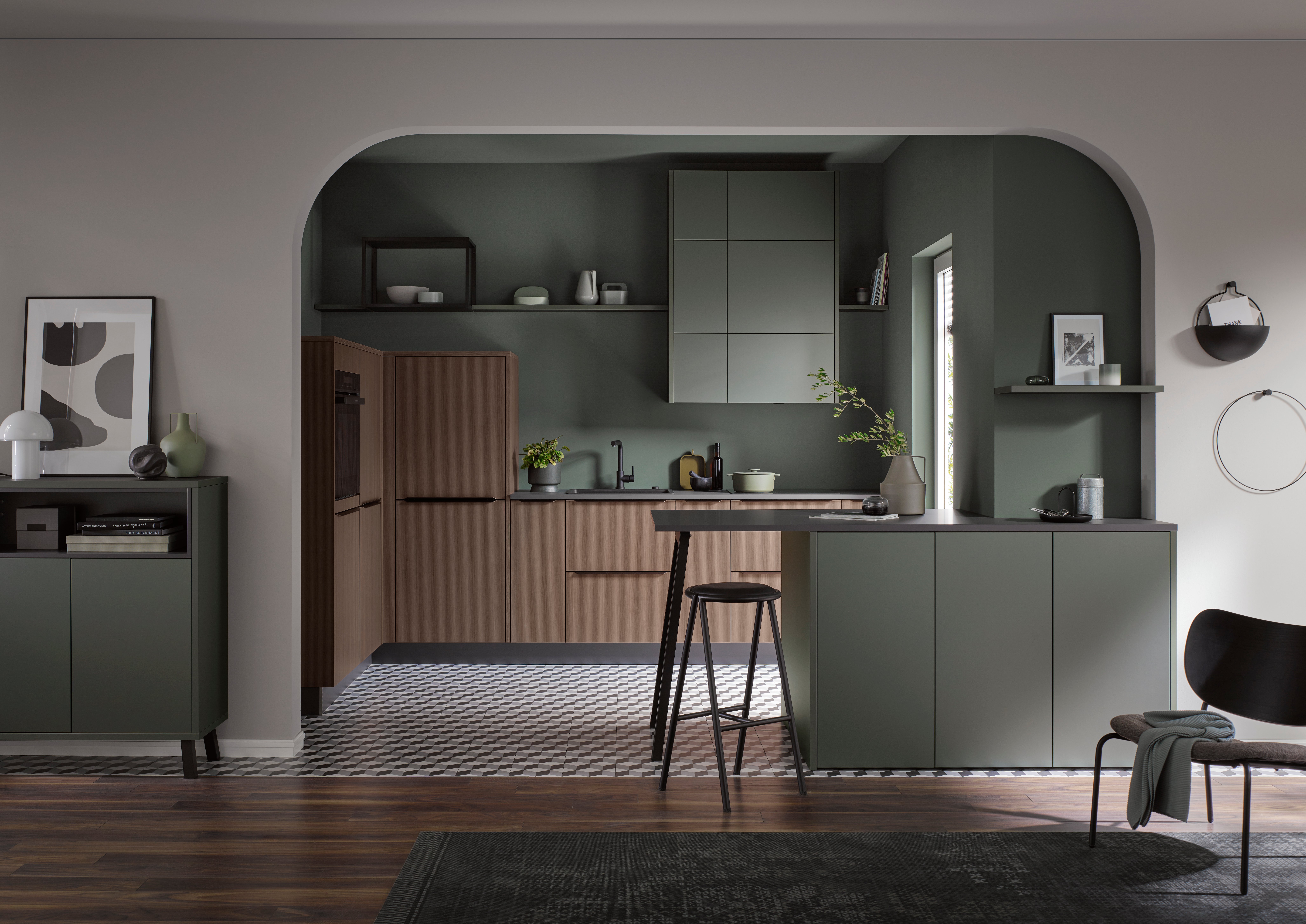 Moderne Küche mit grünen und holzfarbenen Schränken, minimalistischer Einrichtung.