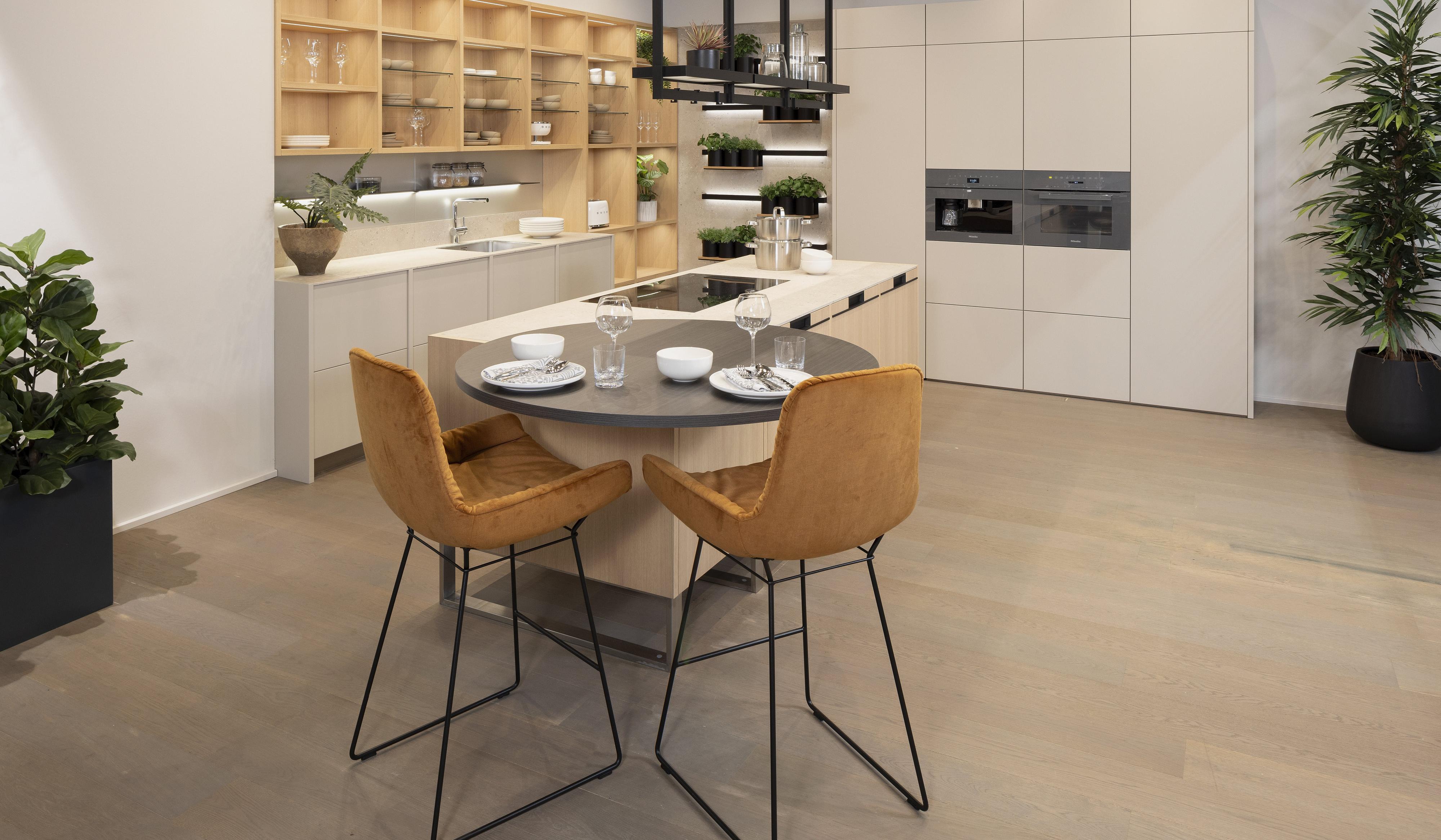 Runder Theken-Ansatztisch mit Barstühlen