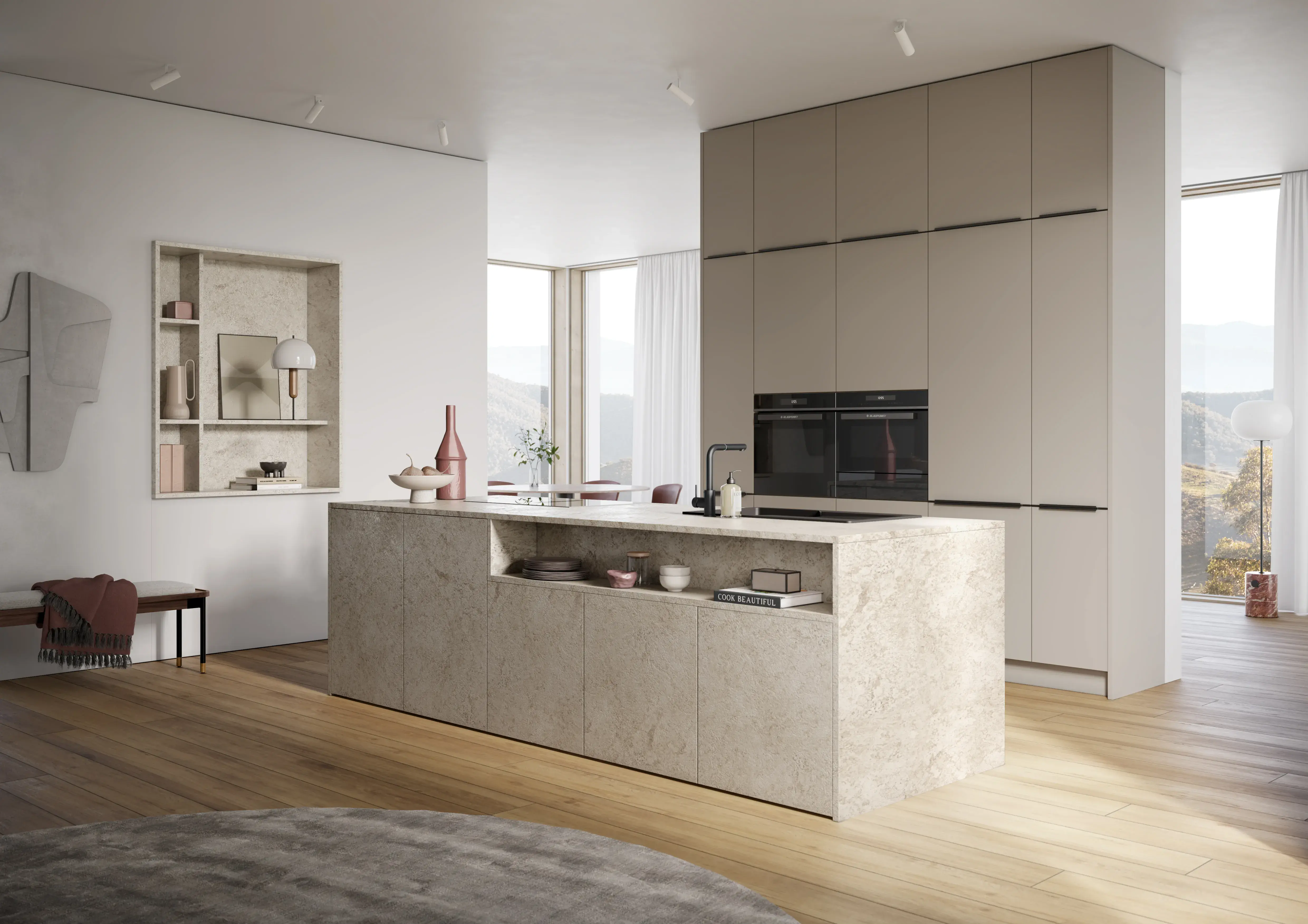 Moderne Küche mit Kochinsel, hellen Schränken und großen Fenstern, Holzboden.