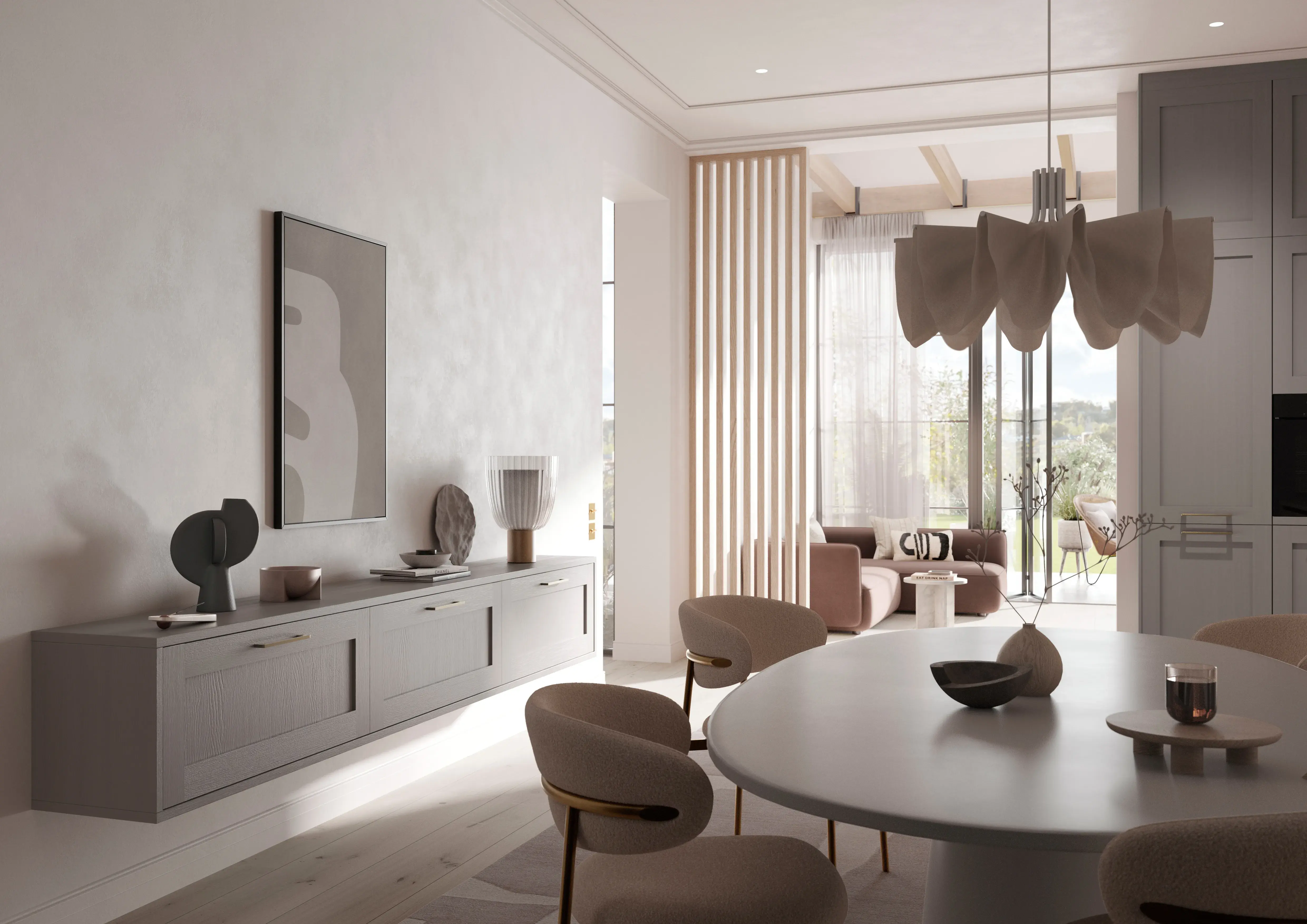 Modernes Esszimmer mit runder Tischplatte, Designstühlen und großen Fenstern.