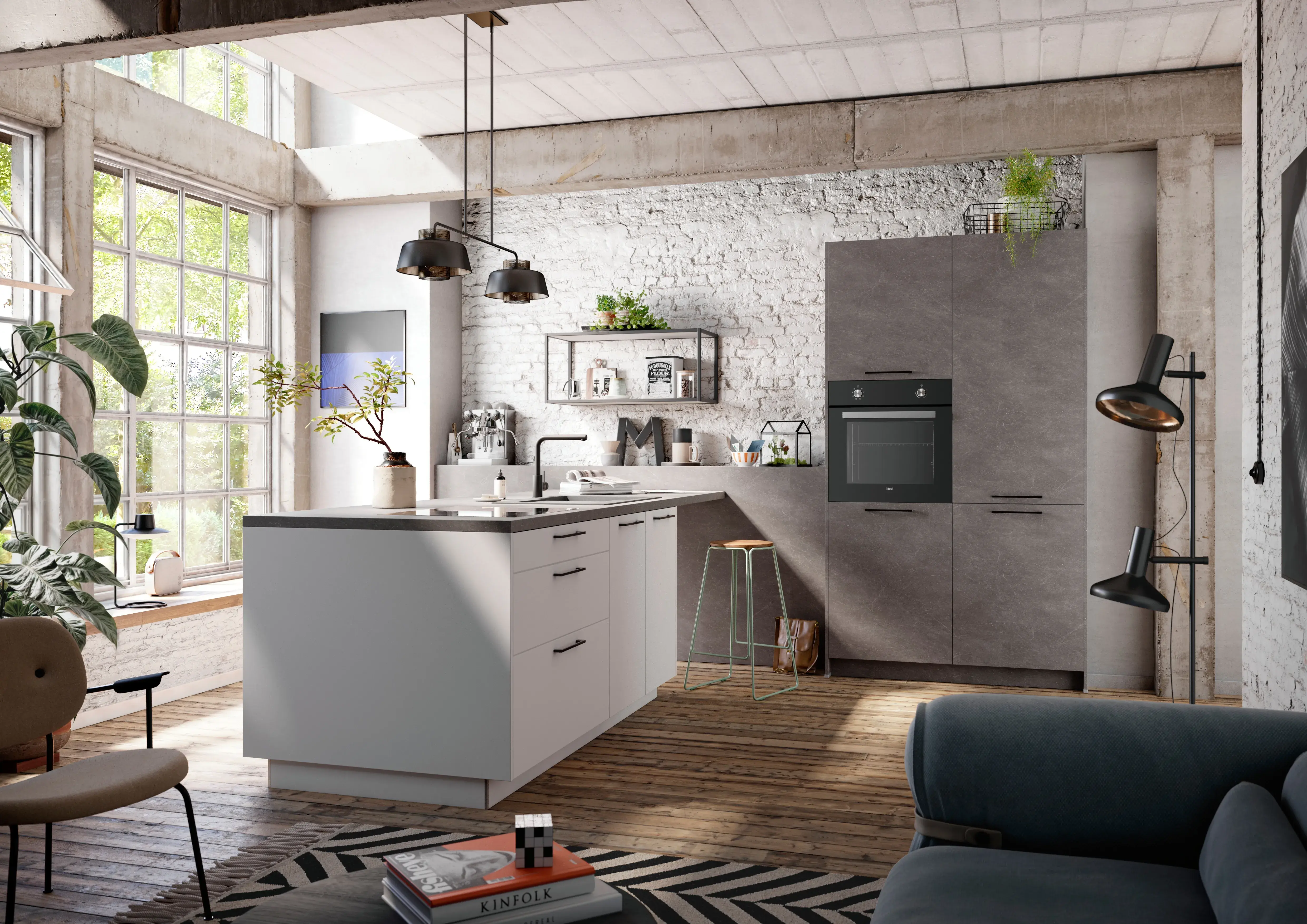 Moderne Küche mit Kochinsel, großen Fenstern und gemütlichem Wohnbereich.