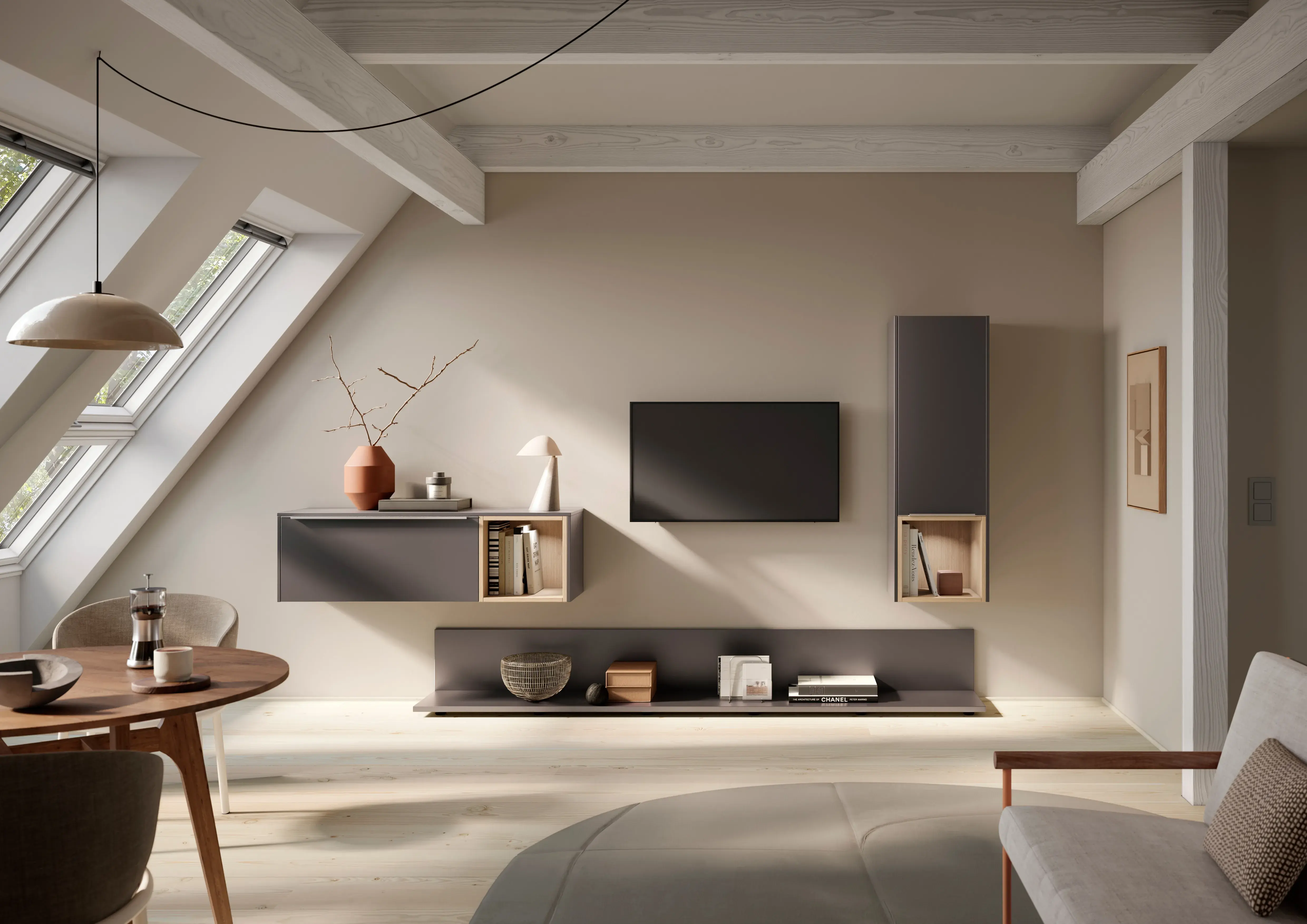 Modernes Wohnzimmer mit schlichten Möbeln und großen Dachfenstern, neutrale Farbtöne.