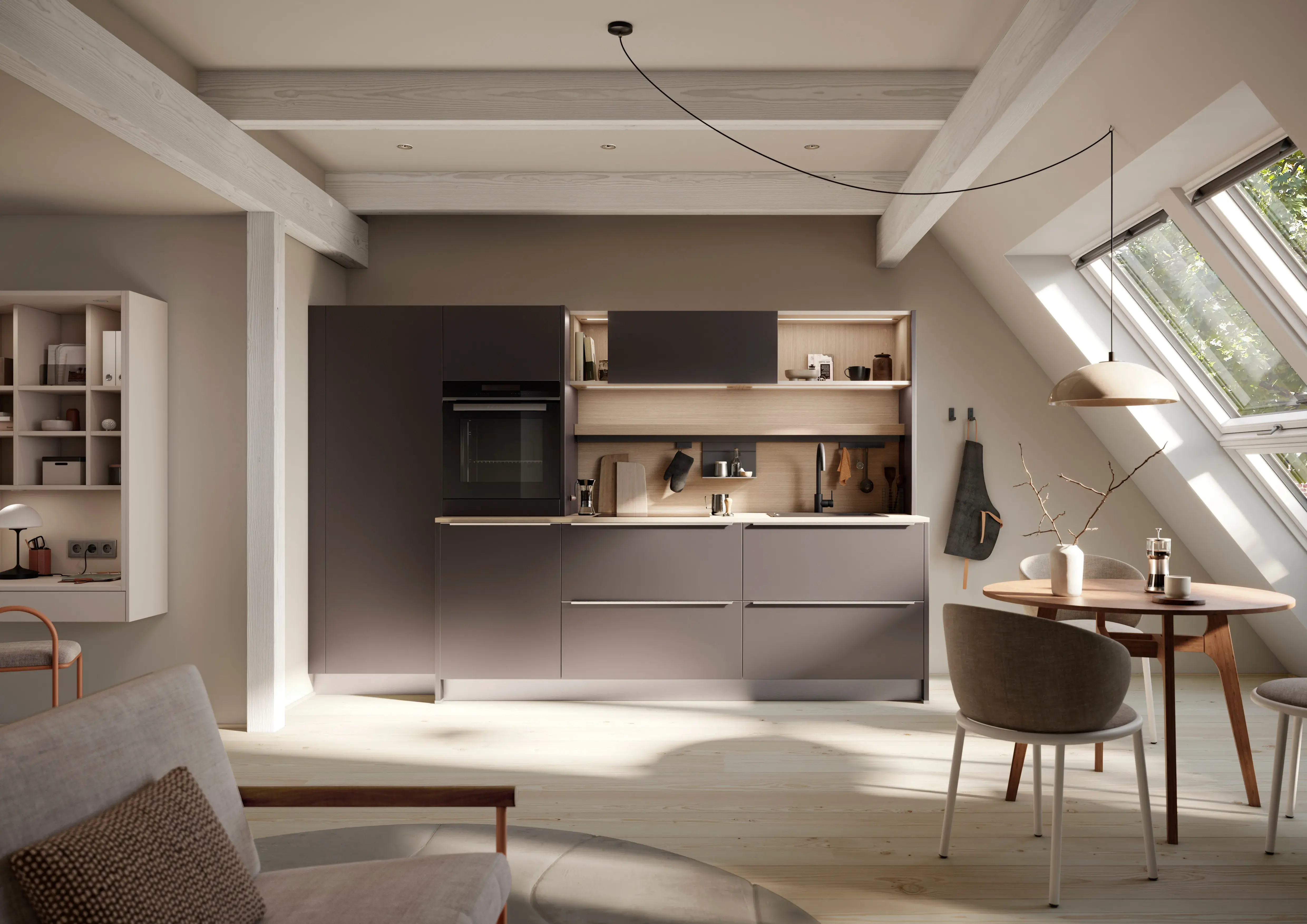 Moderne Küche mit dunklen Schränken, Esstisch und großen Dachfenstern.